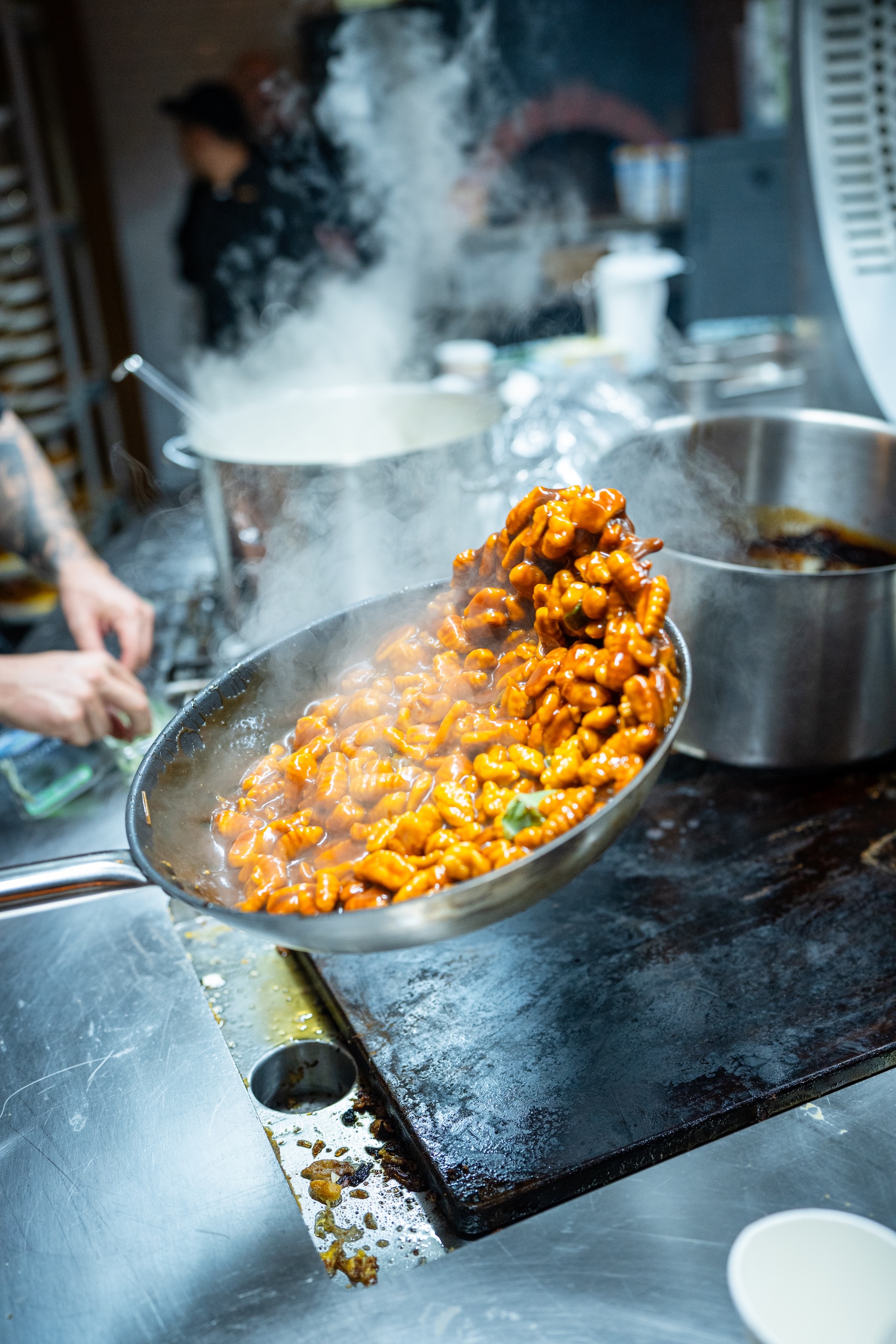 Ñoquis de calabaza y maíz con tempura de mollejas de cordero, salvia, trufa negra, y jugo de su asado, del chef Miguel Astudillo.