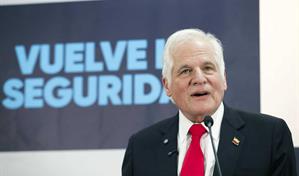 Padre de senador asesinado Uribe Turbay confirma salida de carrera presidencial colombiana