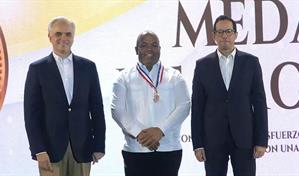 Regional 15 de Educaci&oacute;n recibe medalla de bronce en Premio Nacional a la Calidad Educativa 2025