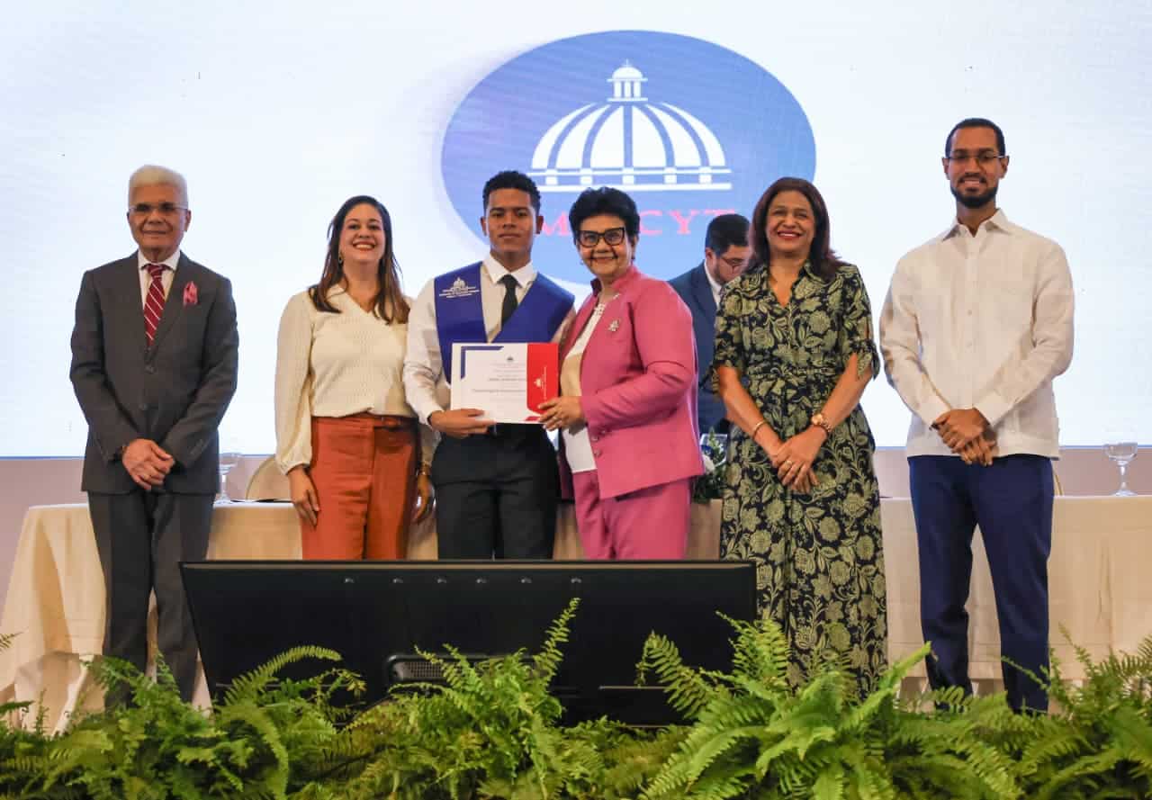 Jóvenes participantes del Programa durante acto de graduación.