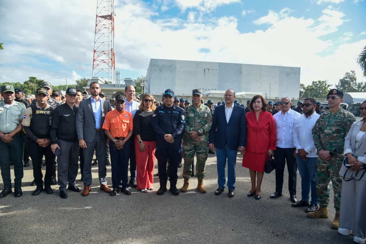 Autoridades locales durante lanzamiento de operativo. 