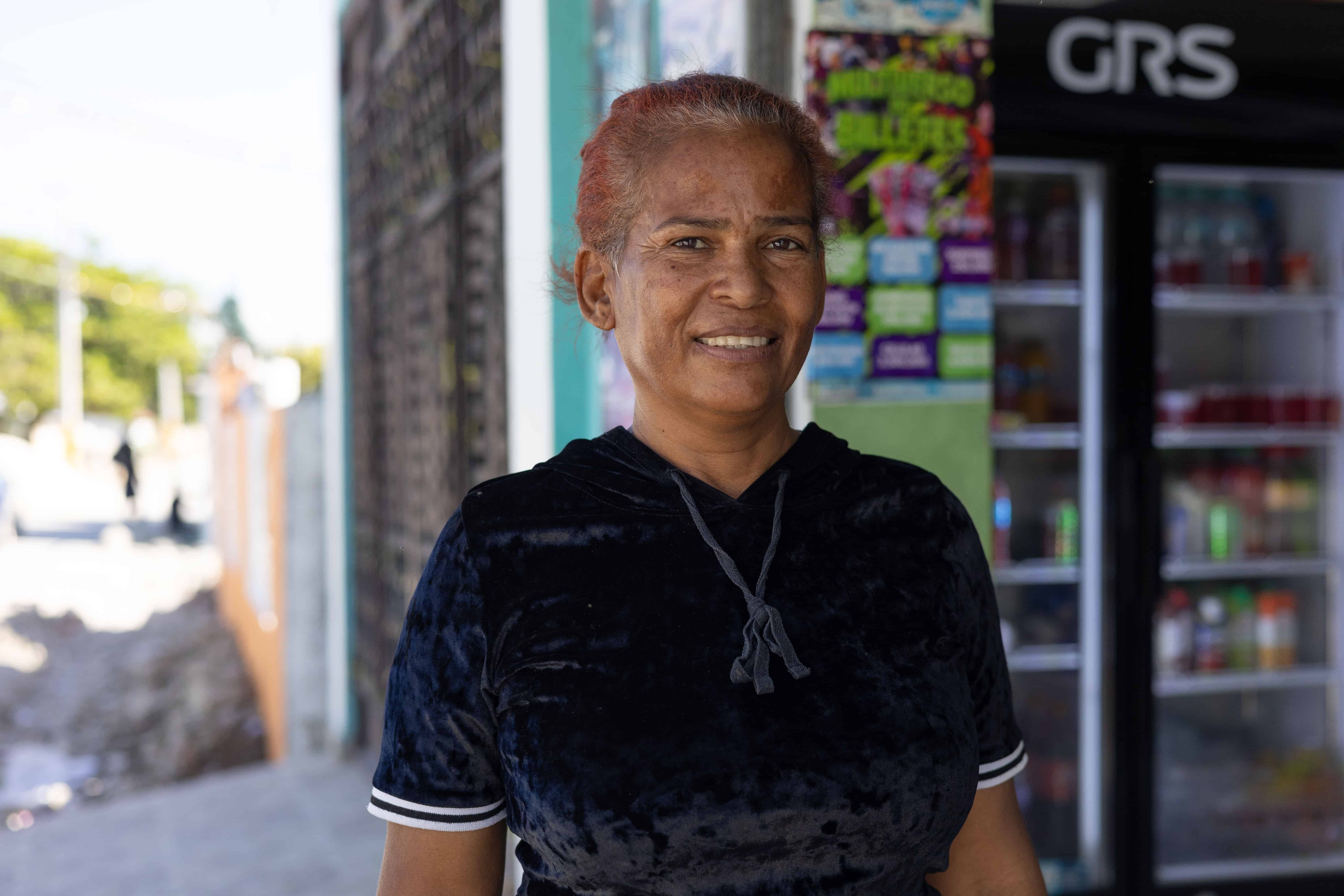 Eloisa Beltres Matos, ama de casa, denuncia que la contaminación de las barcazas afecta a todo el sector y que "la gripe no se le quita a nadie" en la comunidad.