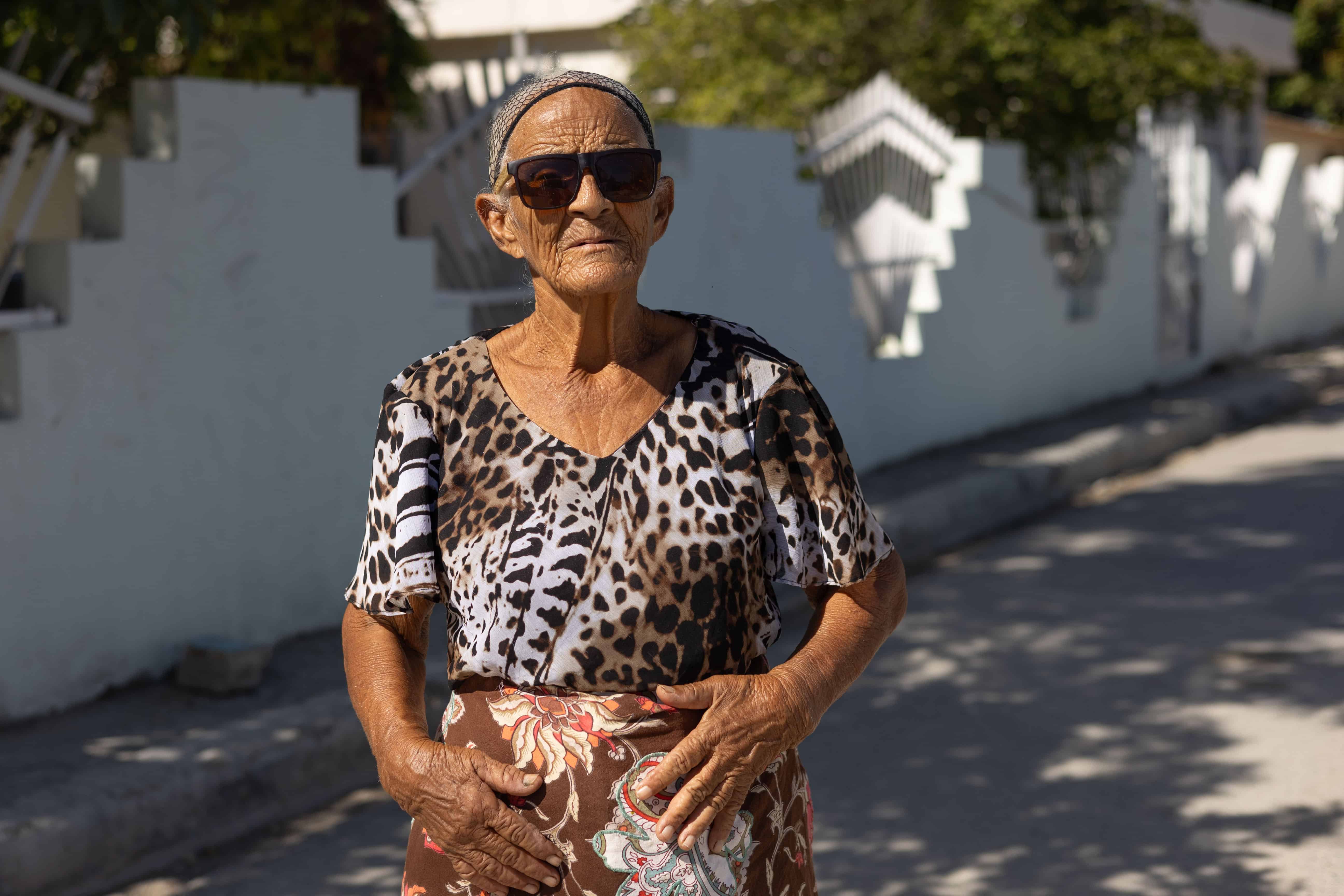 Doña Deisy Ramírez, de 79 años, describe el humo en la comunidad como "insoportable" y afirma que la playa dejó de ser el lugar tranquilo que recordaba.