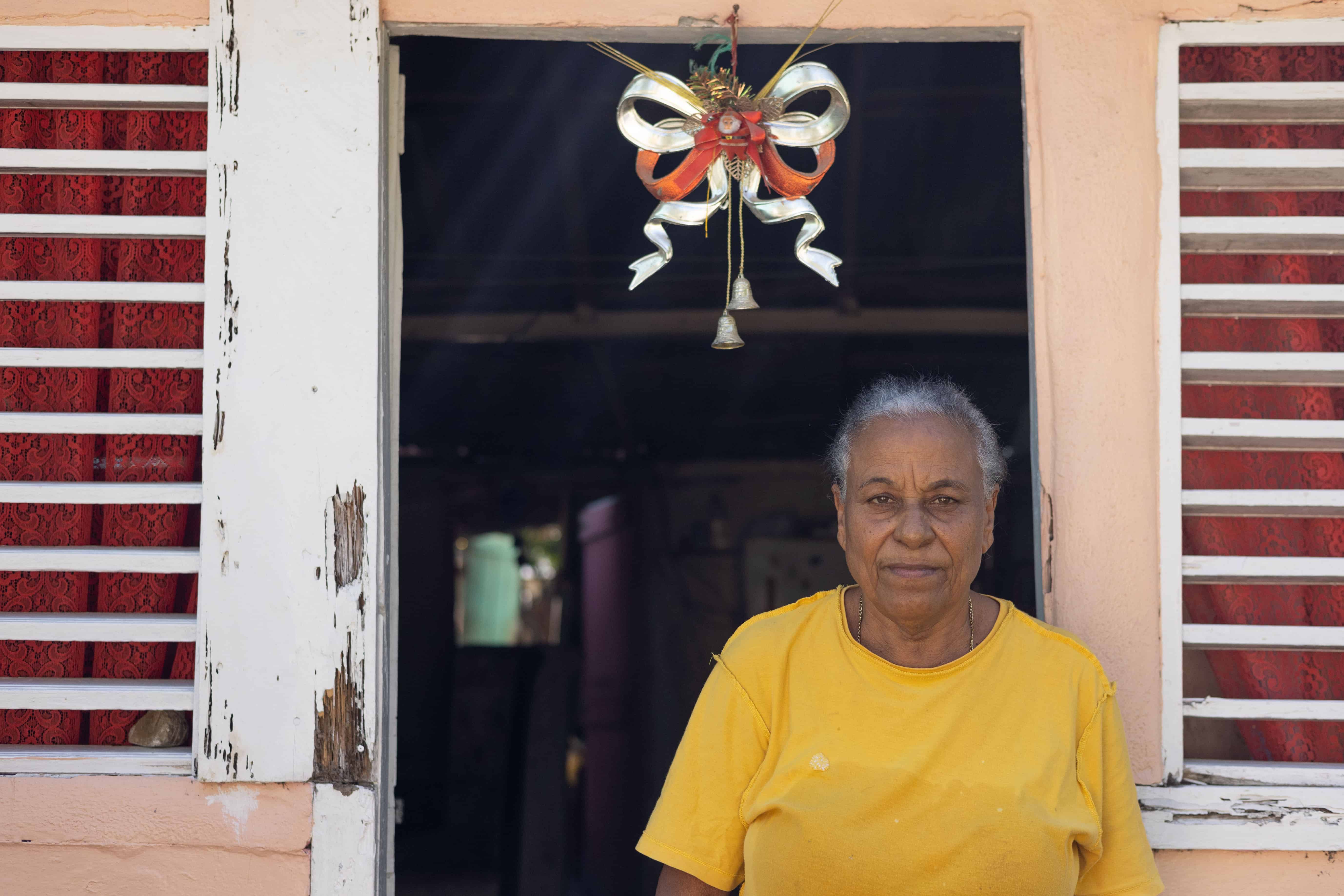 Dinorah, residente de Los Negros, asegura que el humo de las barcazas complica su salud y la obliga a permanecer encerrada en su hogar.