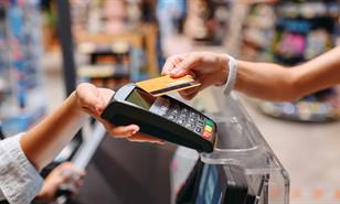 Servicios y supermercados: donde más se "pasan" las tarjetas de crédito y débito