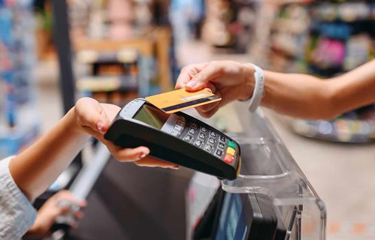 Servicios y supermercados: donde más se "pasan" las tarjetas de crédito y débito