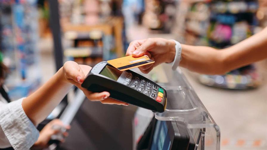 Servicios y supermercados: donde más se "pasan" las tarjetas de crédito y débito