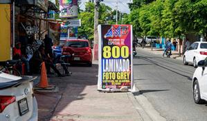 Los comercios mantienen letreros que sobresalen hacia las aceras