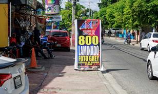 Los comercios mantienen letreros que sobresalen hacia las aceras