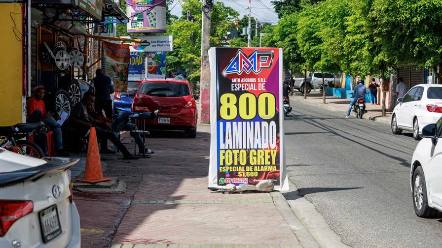 Los comercios mantienen letreros que sobresalen hacia las aceras Los comercios mantienen letreros que sobresalen hacia las aceras