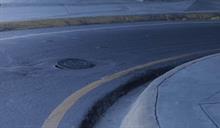 La "tapa bailarina" de la avenida John F. Kennedy: ¿No representa riesgo?