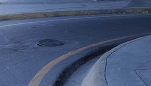 La "tapa bailarina" de la avenida John F. Kennedy: ¿No representa riesgo?