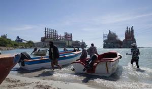 Las barcazas han cambiado para mal la historia de la gente en Los Negros de Azua
