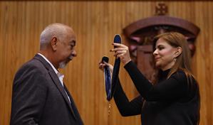 Leonardo Padura recibe un doctorado honoris causa en México