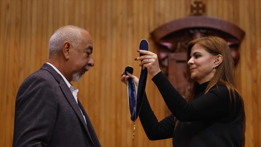 Leonardo Padura recibe un doctorado honoris causa en México Leonardo Padura recibe un doctorado honoris causa en México