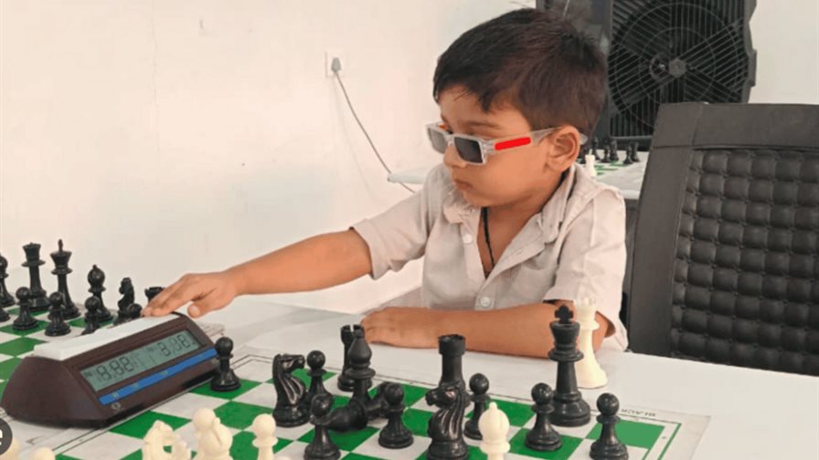 Un niño indio se clasifica en la FIDE de ajedrez con solo 3 años