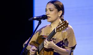 Rolling Stone sitúa discos de Lafourcade y Kevin Kaarl entre los tres grandes en español