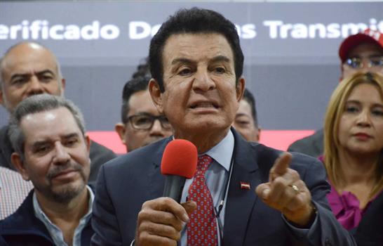 Conservador Salvador Nasralla denuncia cambio de datos en conteo de votos en Honduras