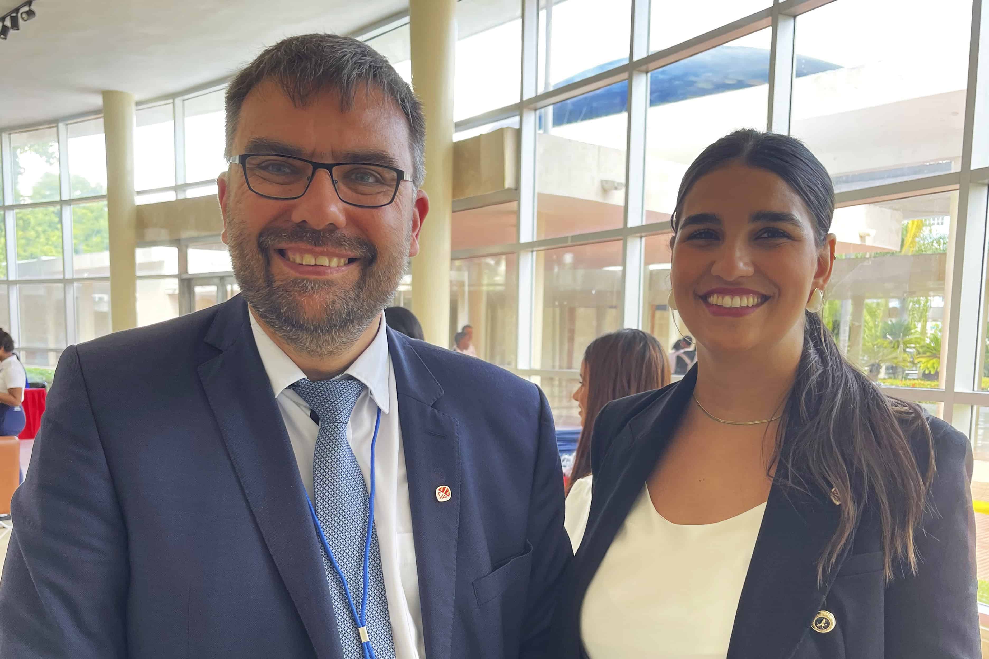 Olaf Meyer y Priscila Luz Barreiros, académicos de la Universidad de Ciencias Aplicadas de Frankfurt, tras participar en el panel sobre IA, educación y derecho.