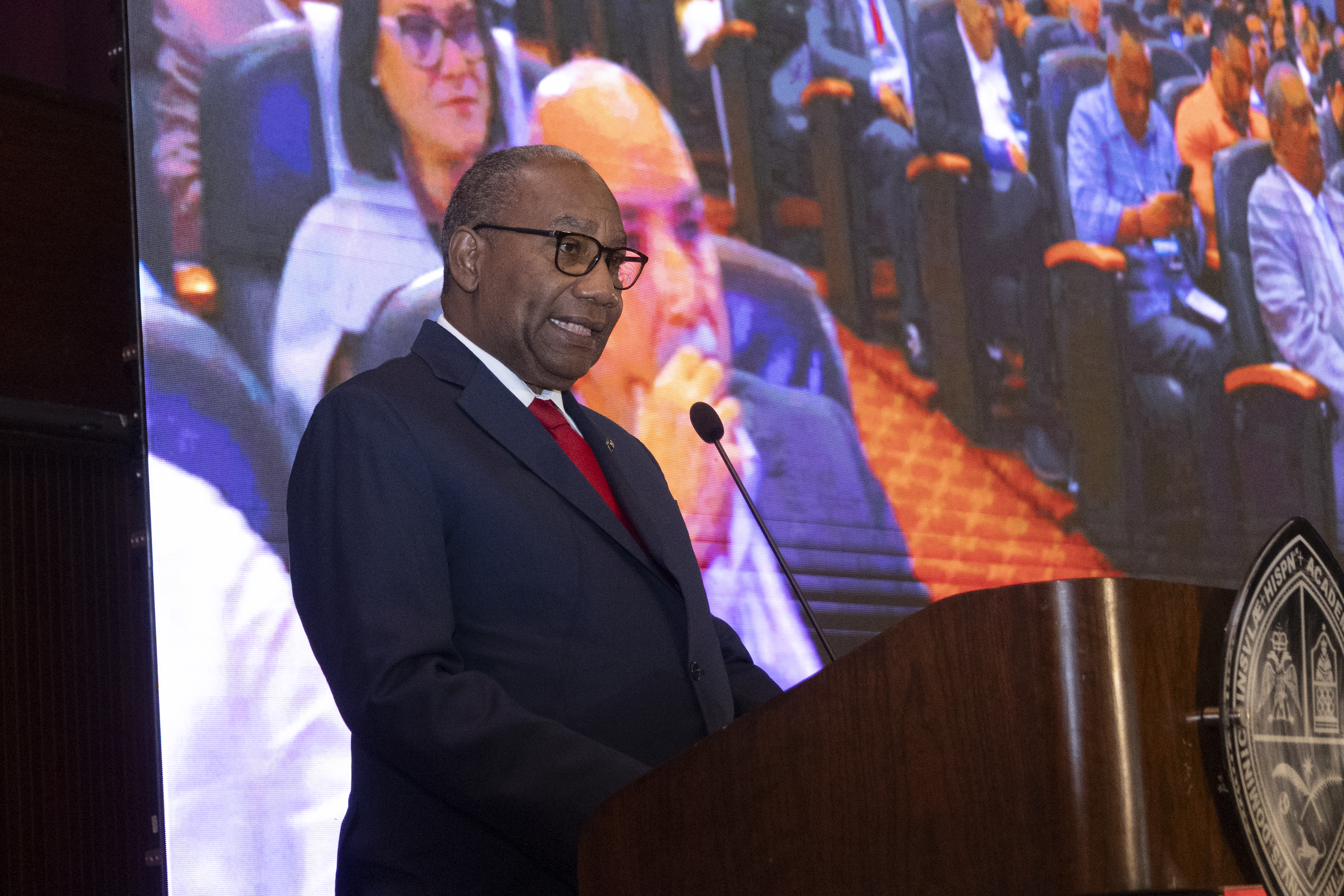 El rector de la UASD, Editrudis Beltrán Crisóstomo, durante la apertura de la conferencia "Usos comerciales de la inteligencia artificial", realizada en el Aula Magna.