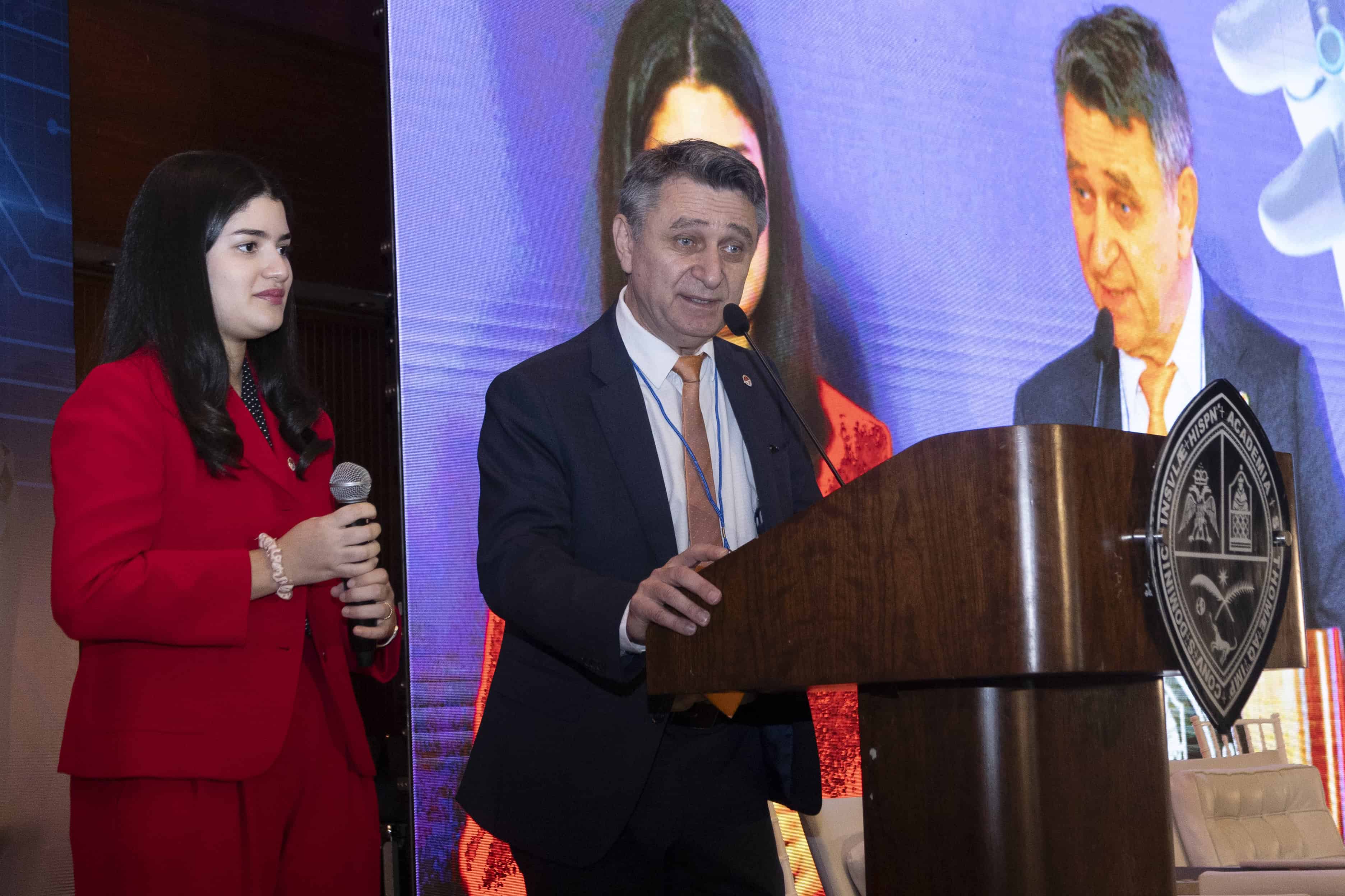 El coordinador internacional del evento, Dimitrios Ioannidis, interviene durante la conferencia "Usos comerciales de la inteligencia artificial", realizada en el Aula Magna de la UASD.