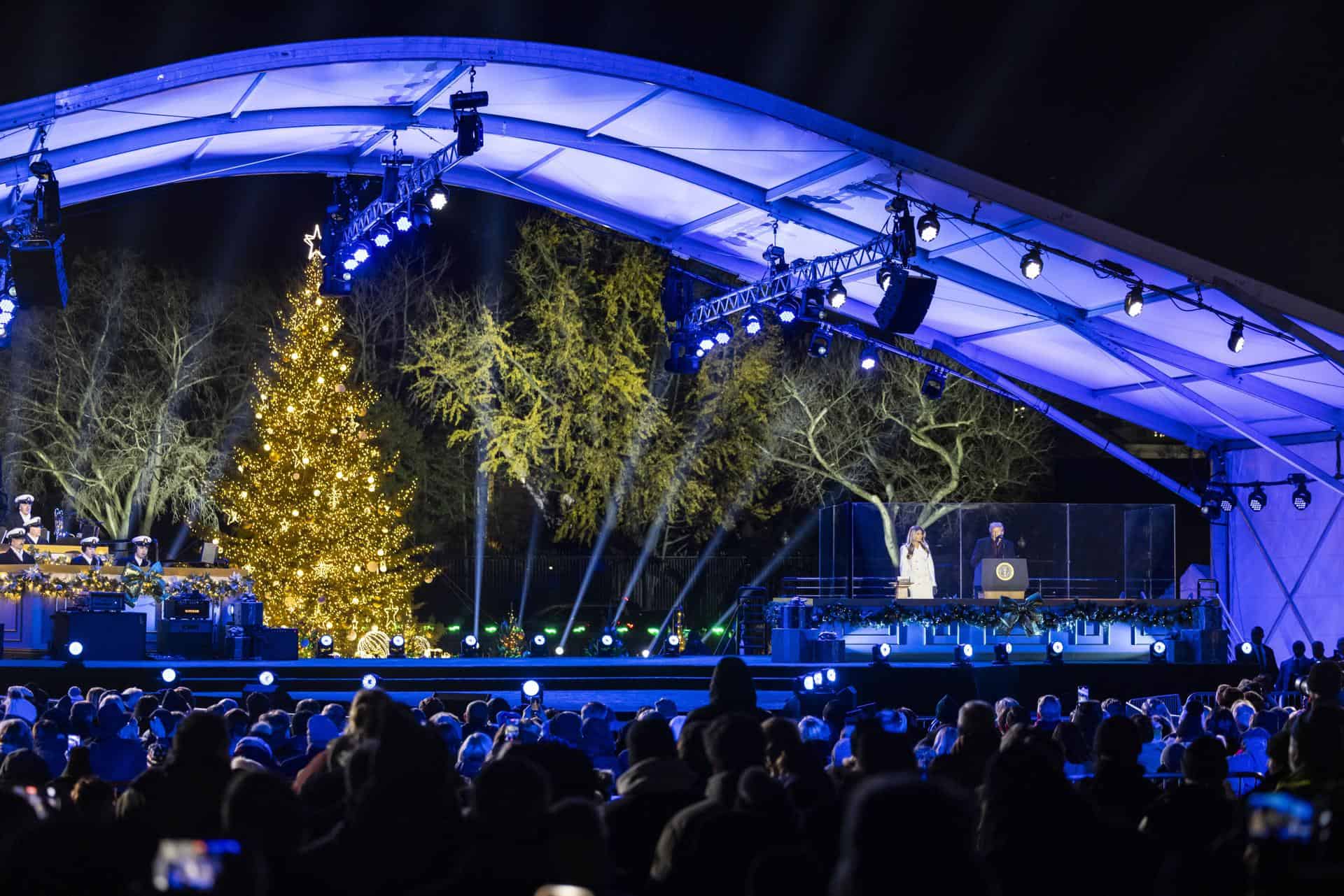 El presidente estadounidense, Donald Trump, y la primera dama, Melania Trump, asisten a la iluminación del Árbol Nacional de Navidad en la Elipse, frente a la Casa Blanca, en Washington, D. C., EE. UU., el 4 de diciembre de 2025.