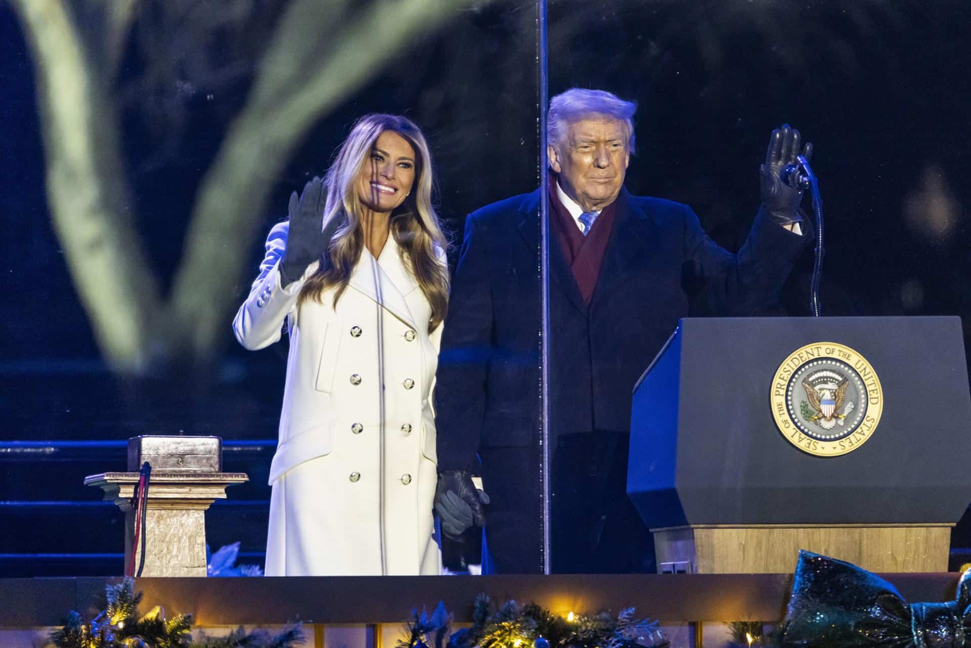El presidente estadounidense Donald Trump (d) y la primera dama Melania Trump (i) asisten a la iluminación del Árbol Nacional de Navidad en la Elipse, frente a la Casa Blanca, en Washington, D. C., EE. UU., el 4 de diciembre de 2025. 
