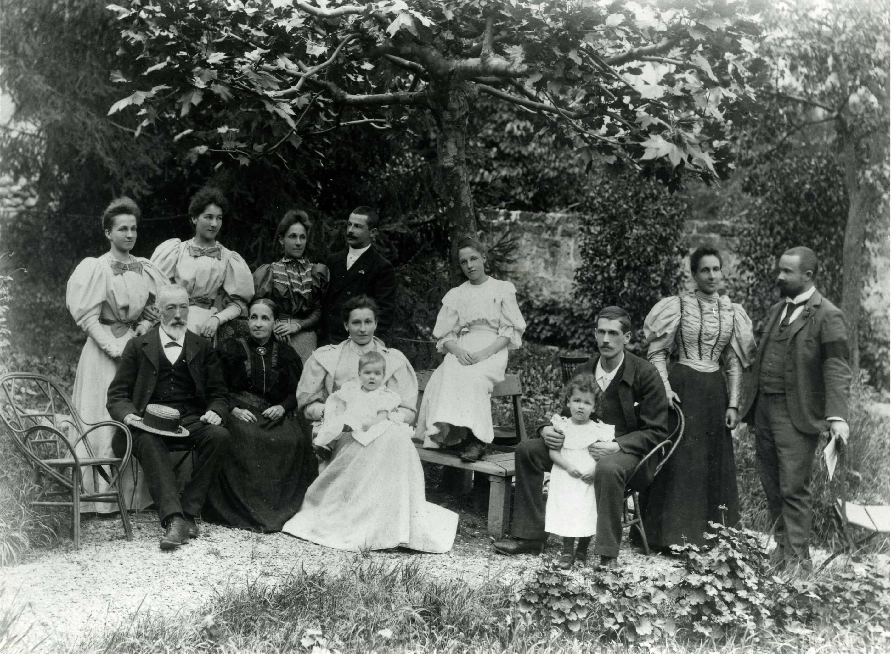 Fotografi´a de Daniel peter, Fanny Peter-Callier y nin~os. El chocolate con leche, uno de los grandes inventos de Suiza junto al reloj de pulsera o la navaja multiusos, cumple en 2025 siglo y medio de historia, un tiempo en el que el producto se ha universalizado pero a la vez se mantiene como una de las principales sen~as de identidad del pai´s alpino. Creado por el industrial suizo Daniel Peter, quien empezo´ sus experimentos en octubre de 1875 en su fa´brica de Vevey y tardo´ ma´s de una de´cada en refinarlo, el chocolate con leche pronto se convirtio´ en la segunda mayor exportacio´n alimentaria del pai´s alpino, so´lo por detra´s del queso.