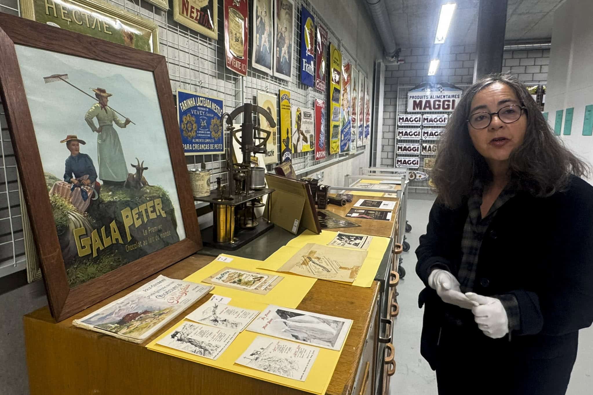 El chocolate con leche, uno de los grandes inventos de Suiza junto al reloj de pulsera o la navaja multiusos, cumple en 2025 siglo y medio de historia, un tiempo en el que el producto se ha universalizado pero a la vez se mantiene como una de las principales sen~as de identidad del pai´s alpino. En la imagen, la historiadora de Nestle´ Lisane Lavanchy muestra documentos sobre los primeros chocolates con leche.