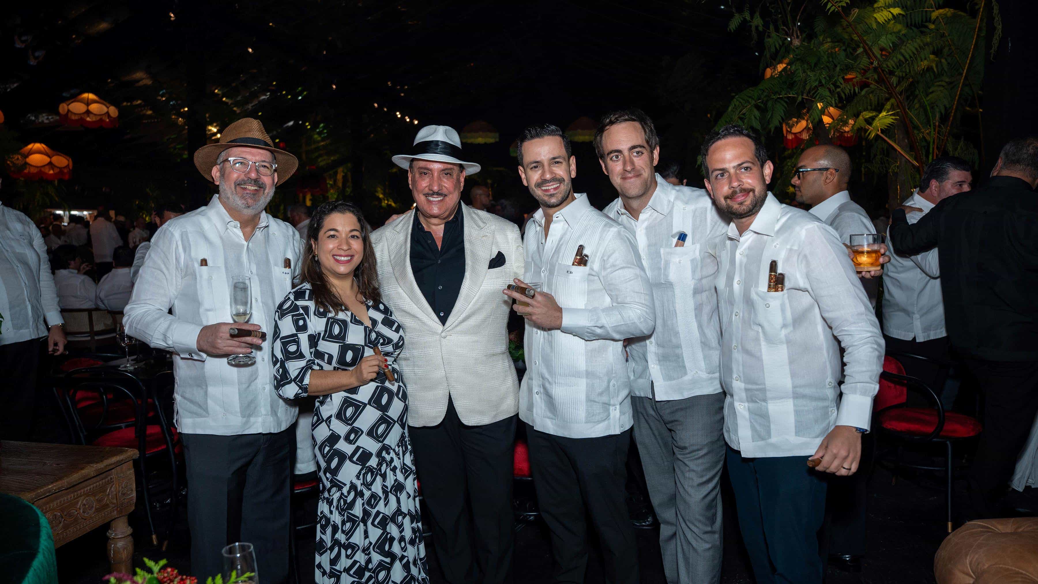 Carlos Duran, Carolina Peguero, Carlito Fuente, Carlos Duran, Ricardo Gonzalez y Jordan Estévez.