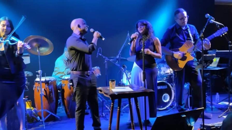 MarteOvenuS realiza su concierto Colección de Amor en Vivo en el Bar Juan Lockward