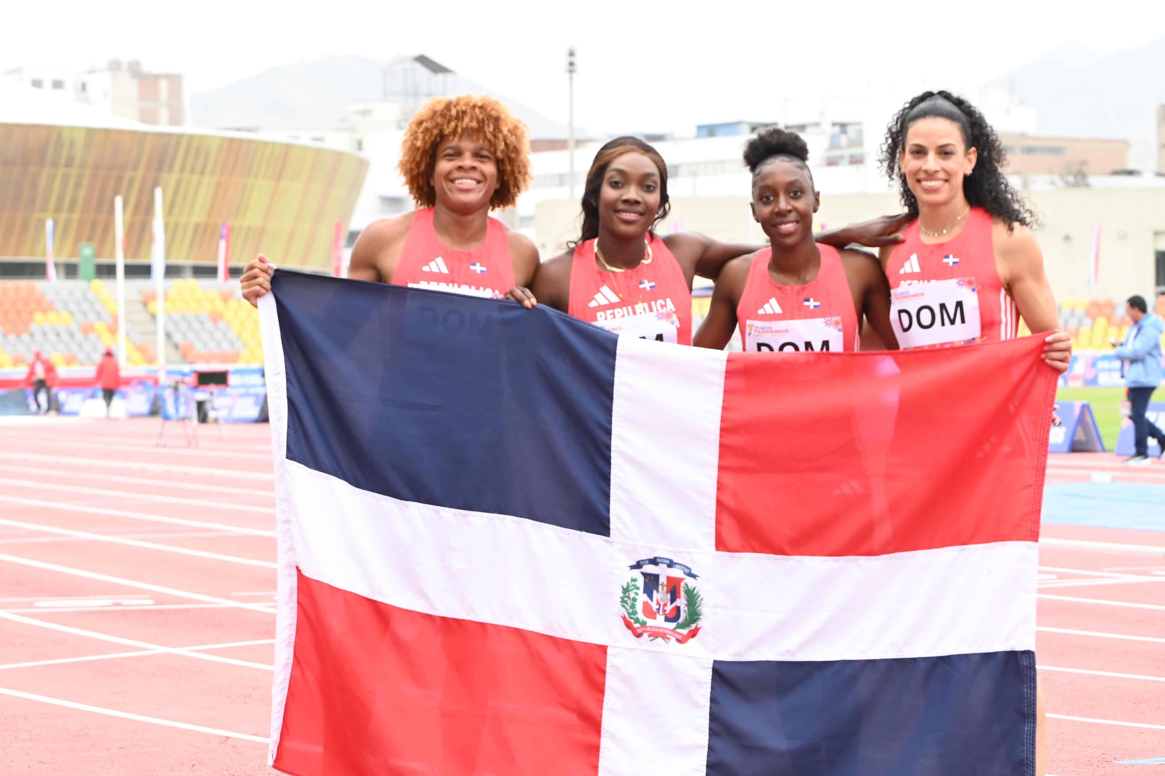 Cuarteta femenina que ganó medalla de plata en el relevo 4x400 de los Juegos Bolivarianos este 4 de diciembre de 2025.
