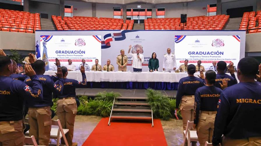 La Dirección General de Migración gradúa más de 800 nuevos agentes