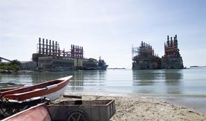 Domínguez Brito advierte que barcazas en Azua representan "una amenaza"; exige su retiro inmediato