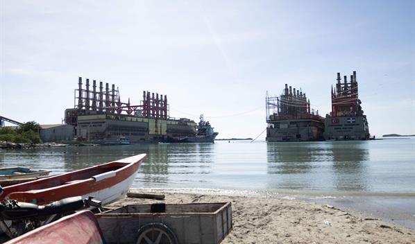 Domínguez Brito advierte que barcazas en Azua representan "una amenaza"; exige su retiro inmediato