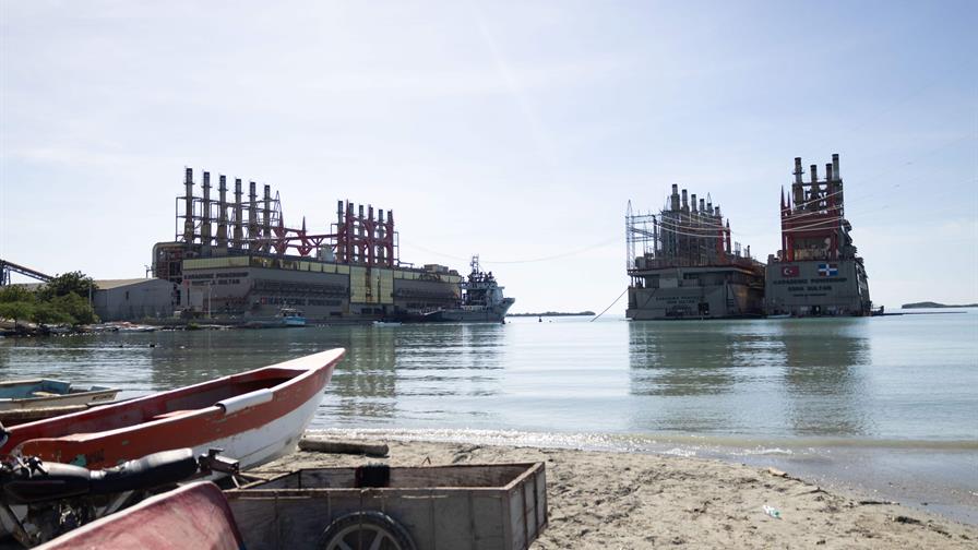 Domínguez Brito advierte que barcazas en Azua representan "una amenaza"; exige su retiro inmediato