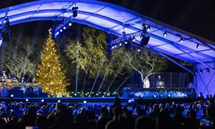 Trump y la primera dama encienden el árbol navideño de la Casa Blanca