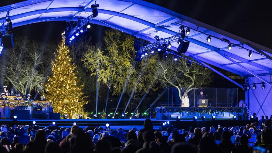 Trump y la primera dama encienden el árbol navideño de la Casa Blanca