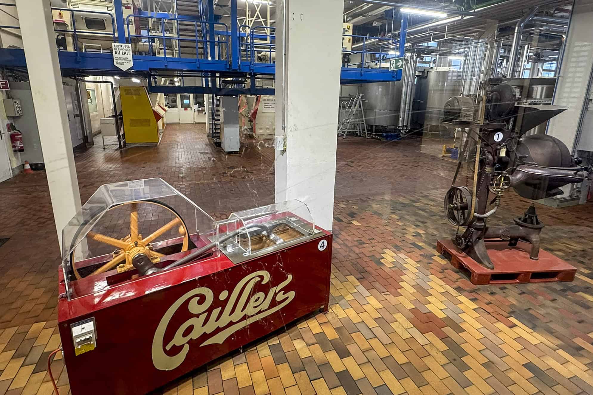 El chocolate con leche, uno de los grandes inventos de Suiza junto al reloj de pulsera o la navaja multiusos, cumple en 2025 siglo y medio de historia, un tiempo en el que el producto se ha universalizado pero a la vez se mantiene como una de las principales sen~as de identidad del pai´s alpino. En la imagen, Casa Cailler en Broc. 