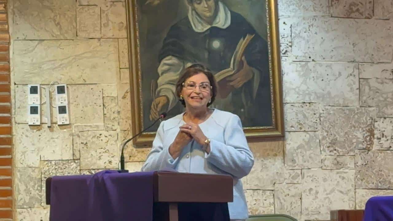 El padre Ramón Alberto Núñez Holguín mientras valoraba el legado periodístico de Pía Rodríguez.