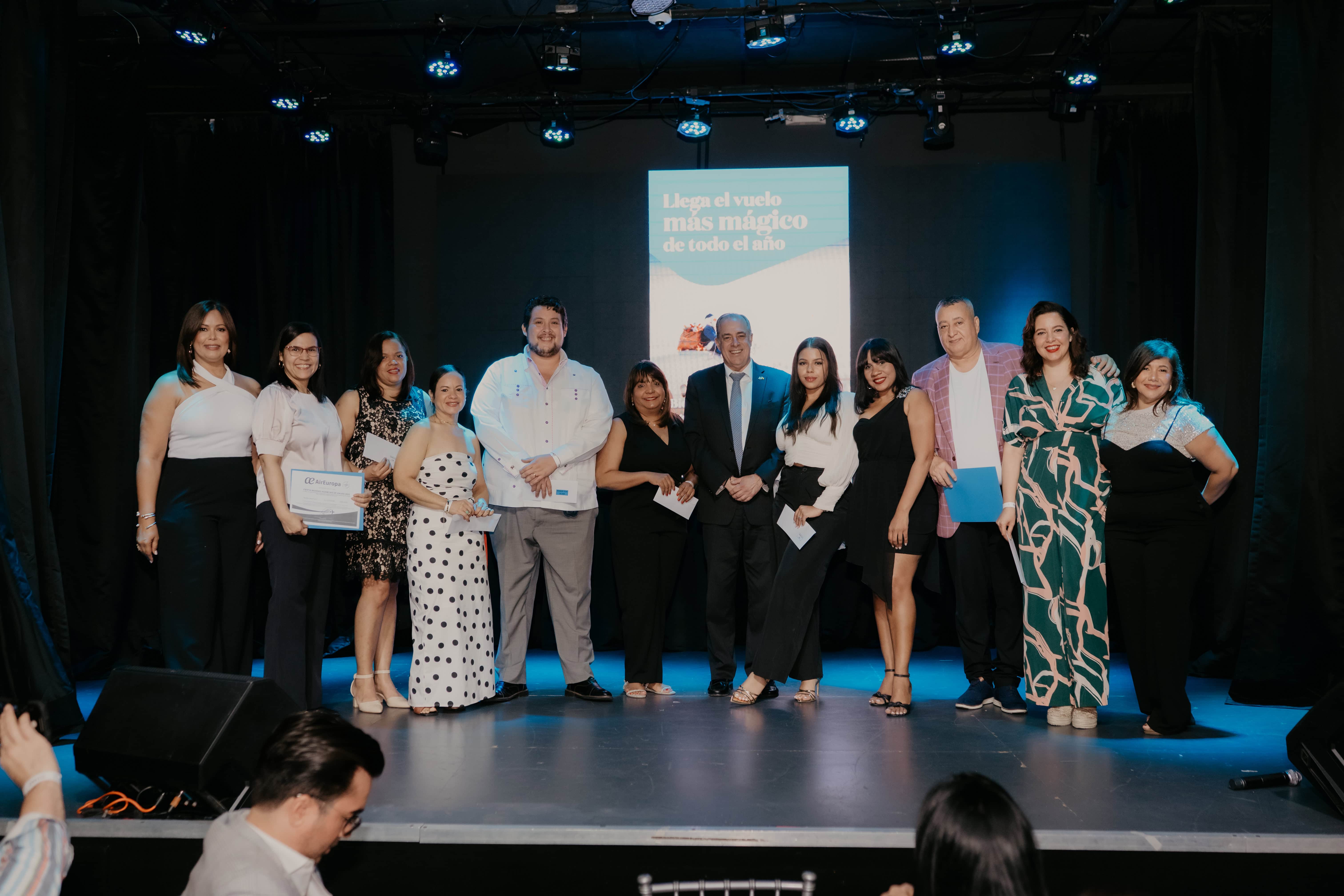 Ganadores de la rifa realizada durante el encuentro.