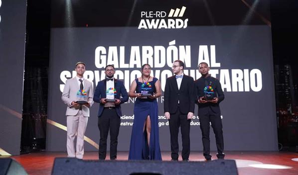 Minerd reconoce a estudiantes sobresalientes en Modelo de Naciones Unidas