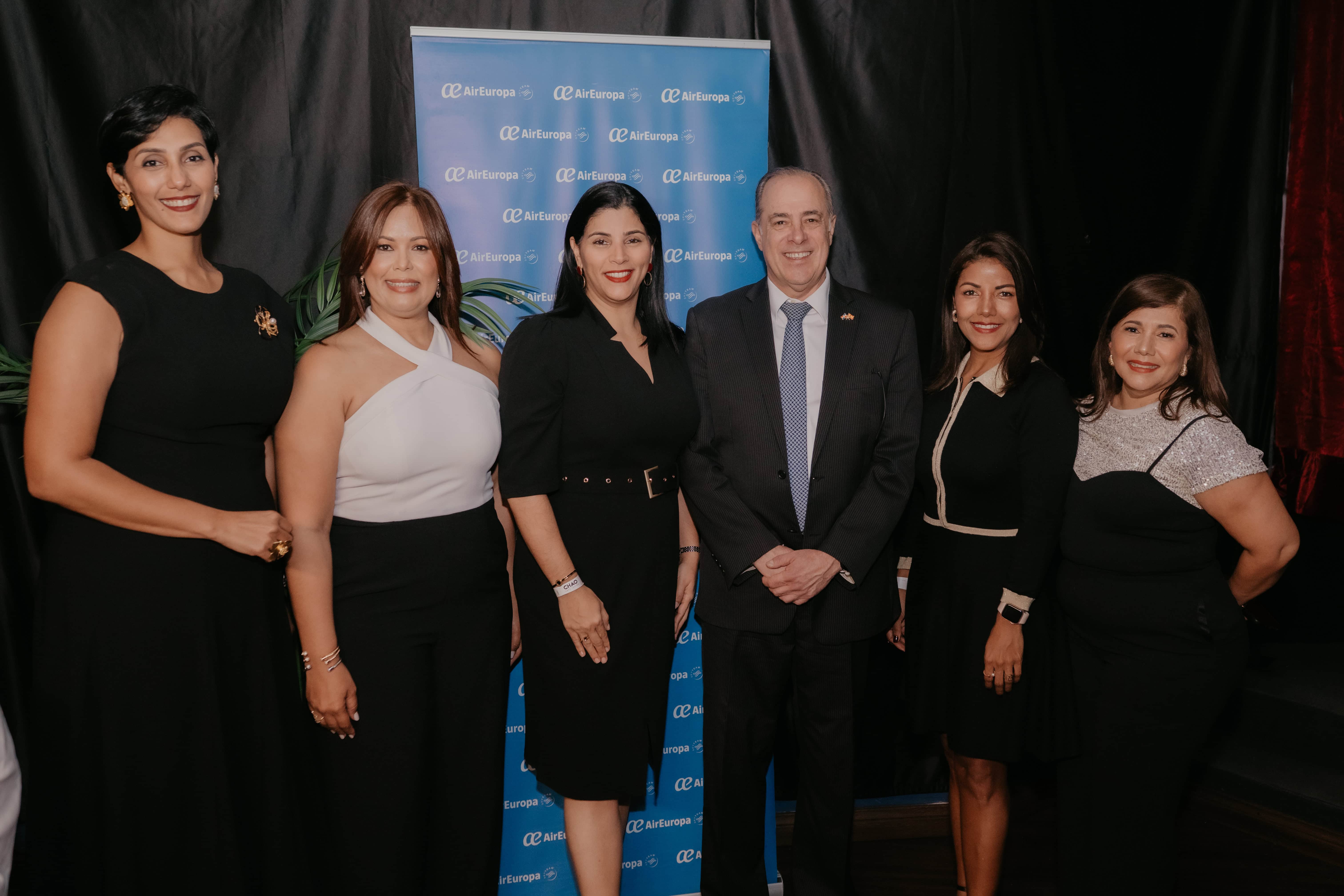 Representantes de la agencia de viajes Suplitur junto a ejecutivos de Air Europa.