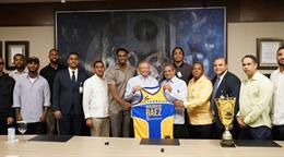 Jugadores del Club Mauricio Báez realiza visita de cortesía al Banreservas