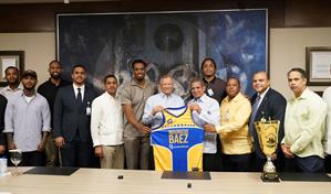 Jugadores del Club Mauricio Báez realizan visita de cortesía al Banreservas