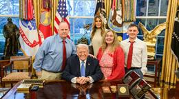 Trump se reunió con familia de soldado herido en ataque cerca de la Casa Blanca