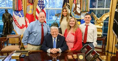 Trump se reunió con familia de soldado herido en ataque cerca de la Casa Blanca