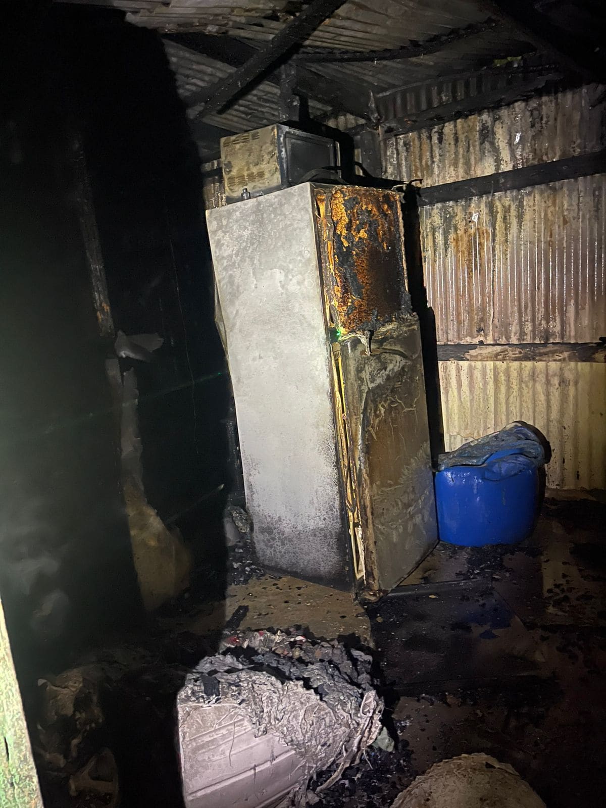 Restos de una nevera y ajuares calcinados tras el incendio que destruyó cinco viviendas.