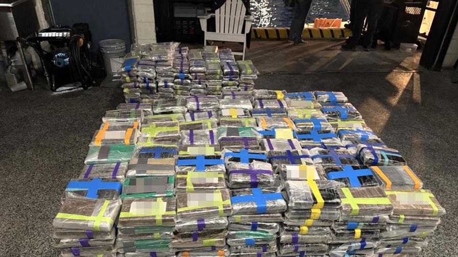 EE. UU. arresta a tres personas y decomisa 1.7 toneladas de cocaína frente a Miami Beach EE. UU. arresta a tres personas y decomisa 1.7 toneladas de cocaína frente a Miami Beach