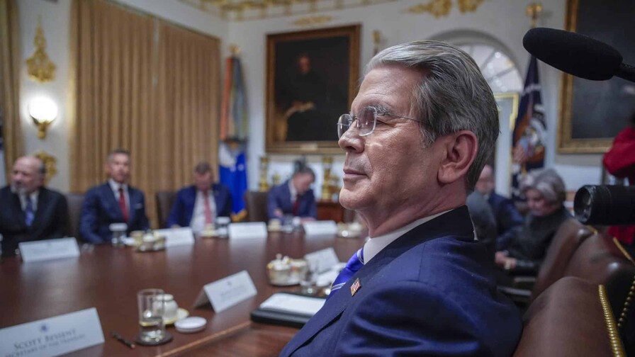 Bessent baraja desbloquear el crudo iraní y usar reservas de EE. UU. para frenar los precios